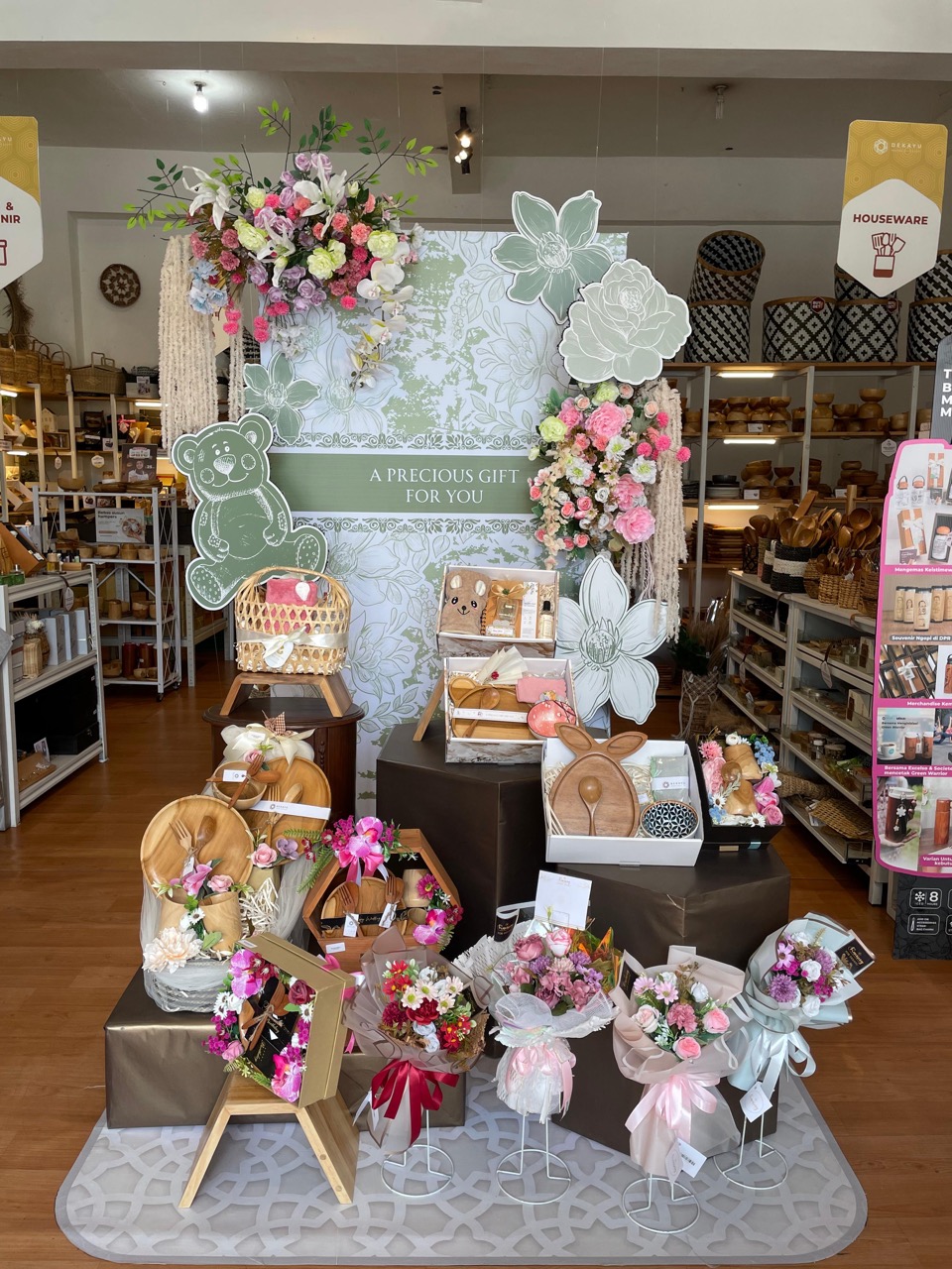 Hampers kayu Dekayu dengan buket Kaning